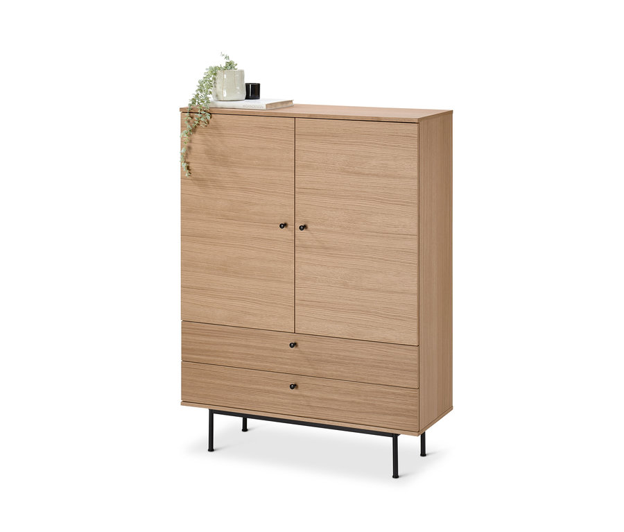 Ein Highboard »Finnsbo« mit zwei Türen oben und zwei Schubladen unten steht auf vier schwarzen Füßen.