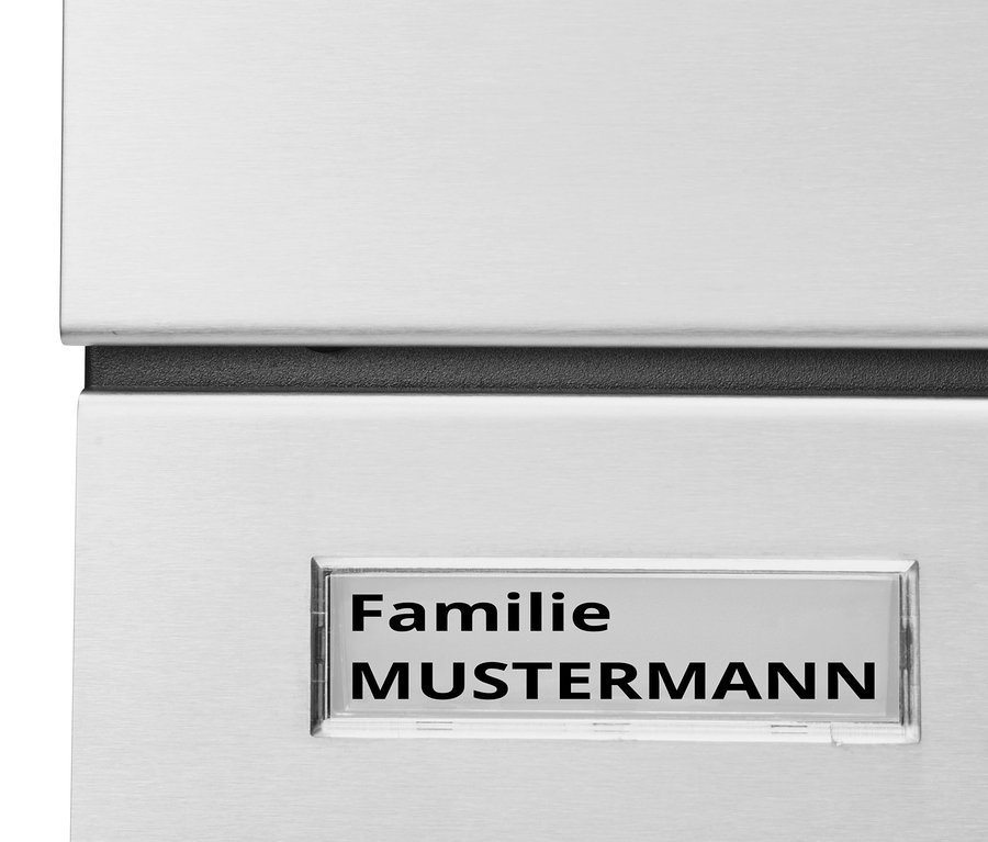 Detailansicht eines Briefkastens mit Zeitungsfach, edelstahlfarben-anthrazit, mit Namensschild.