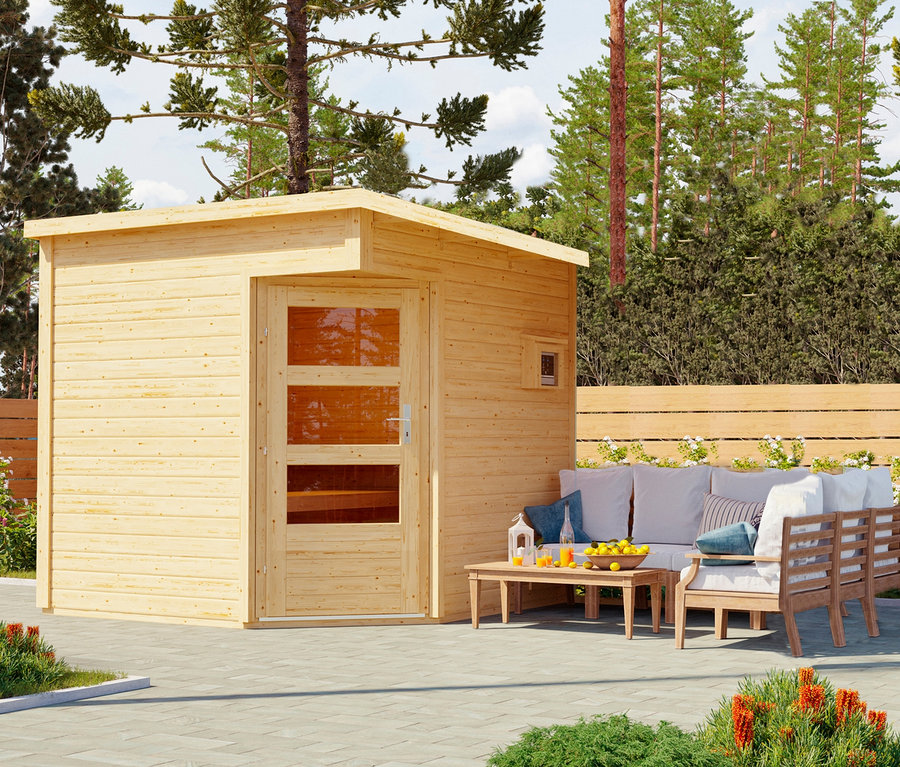 Außenansicht des naturbelassenen Karibu Saunahauses »Paula« mit 9-kW-Bio-Ofen neben einer hölzernen Terrasse mit Sitzgelegenheiten.