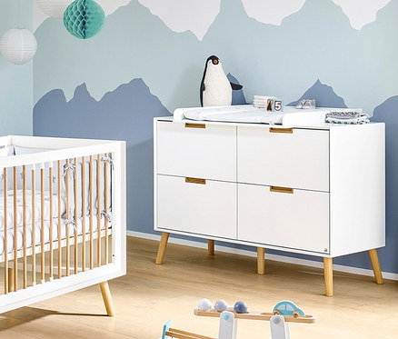 Kinderzimmer mit weißem Gitterbett, Pinolino Wickelkommode »Edge«, breit und Spielsachen.