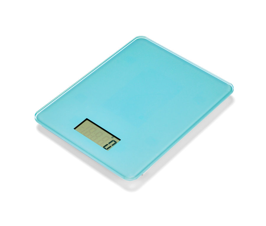 Eine blaue digitale Küchenwaage.