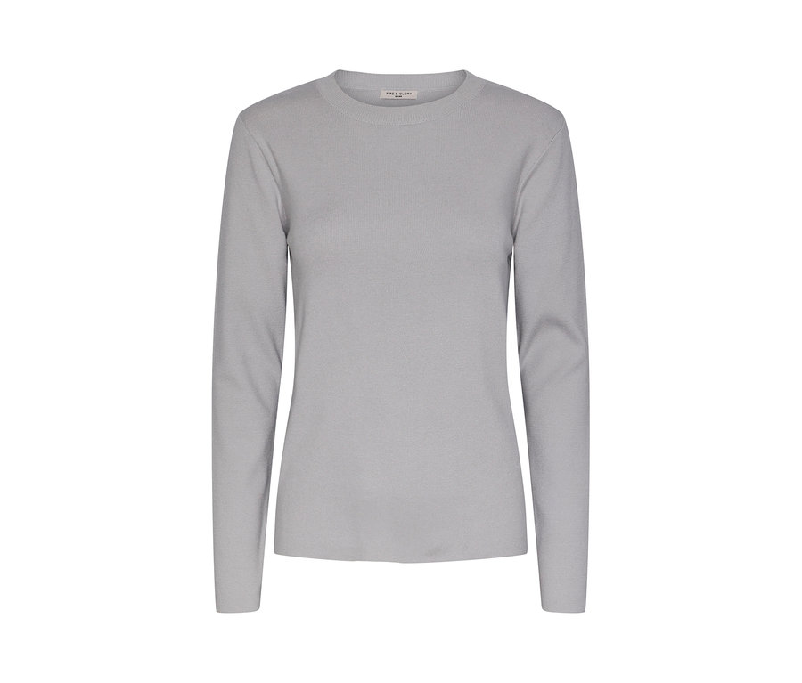 Grauer Strickpullover.