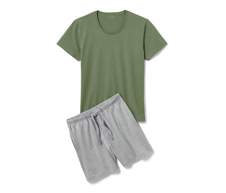 Ein grünes T-Shirt und eine graue Shorty-Pyjama liegen auf einem weißen Hintergrund.