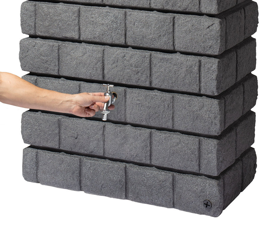 Eine Hand dreht den Wasserhahn am graphitgrauen Garantia Wandtank-Komplett-Set »ROCKY Junior«, ca. 300 l.