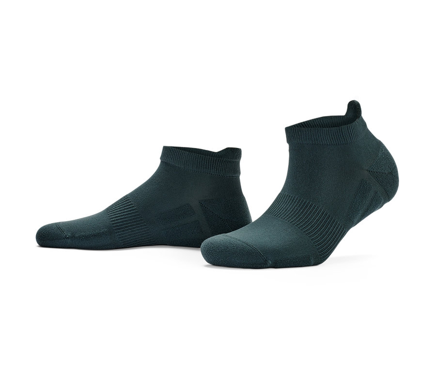 Zwei grüne Profi-Laufsocken vor einem weißen Hintergrund.