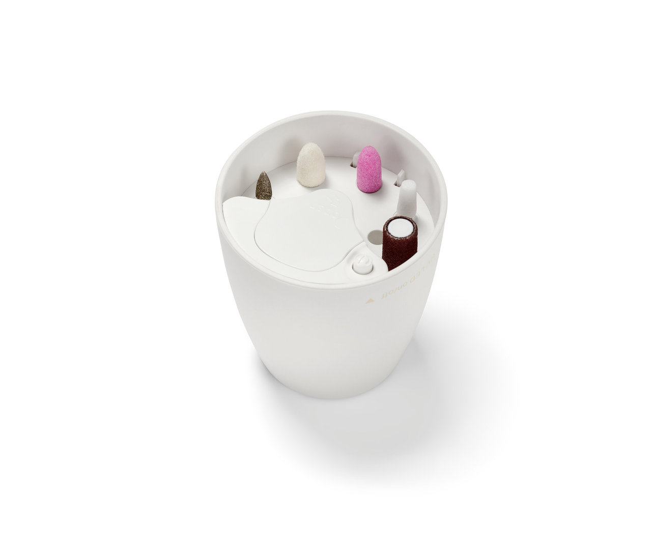 Draufsicht eines weißen 5-in-1-Maniküre-Pediküre-Sets mit verschiedenen Aufsätzen.