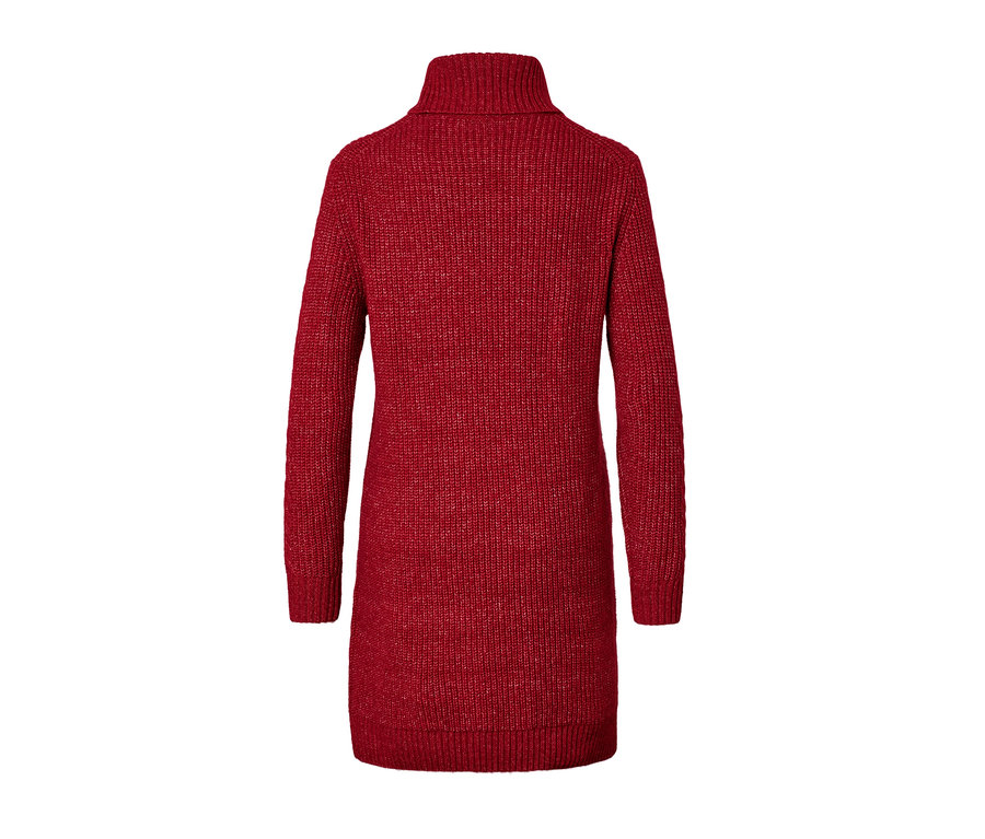 Langer roter Strickpullover mit Zopfmuster.