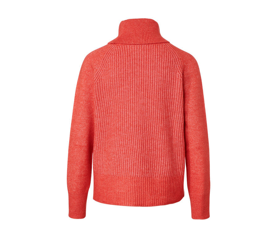 Orangefarbener Grobstrickpullover mit Rollkragen.