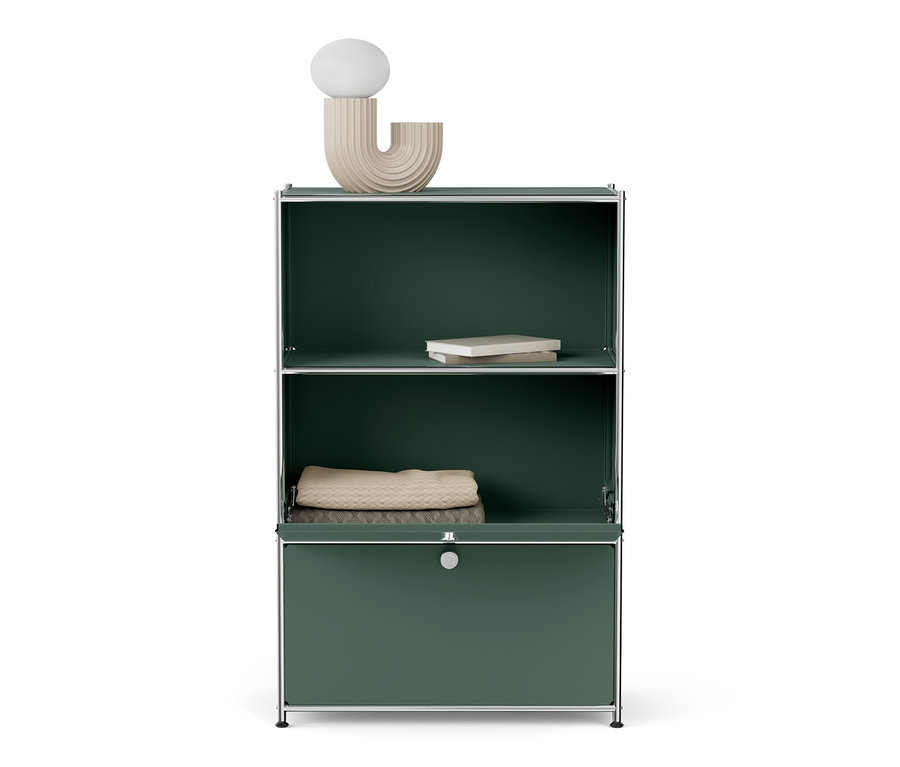 Kommode Metall »CN3« mit zwei Klappenfächern. Auf dem oberen Fach liegt ein weißes Buch, auf dem mittleren Fach liegt eine gefaltete beige Decke.