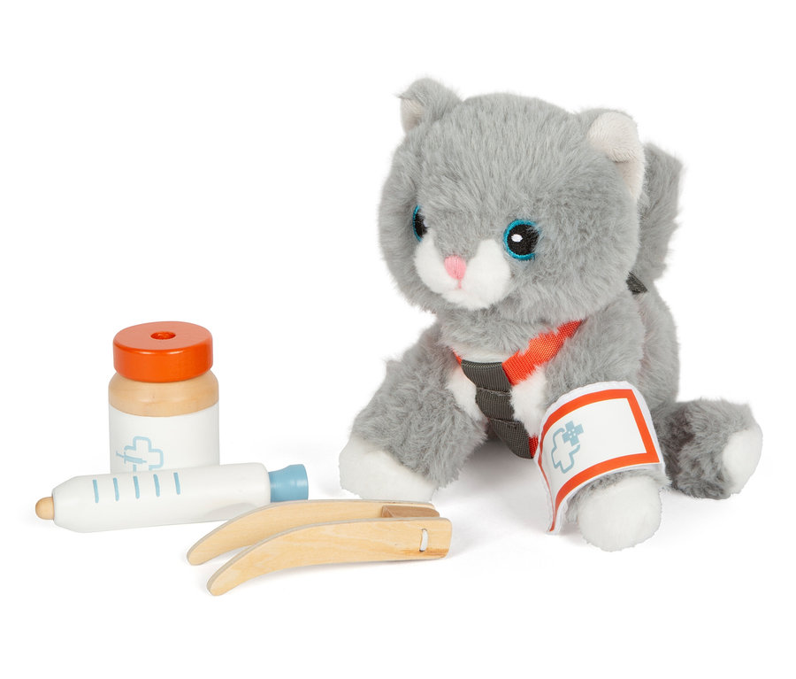 Graue Stoffkatze "small foot Katze mit Tasche und Pflege-Set" sitzt neben Spielzeug-Arztbesteck.