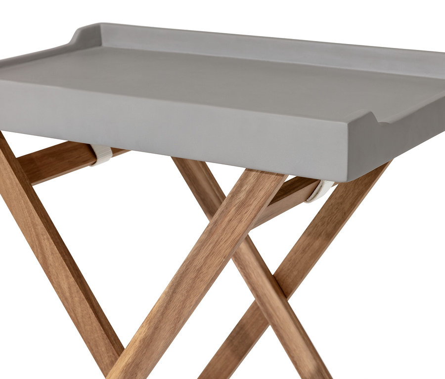 Detailansicht eines grauen Tabletttisches mit Polyzementplatte und Holzbeinen.