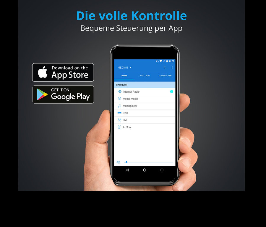 Eine Hand hält ein Smartphone, auf dem die Medion App für Internetradio geöffnet ist. Zu sehen ist die Steuerung für das Medion »P85289« Internetradio mit DAB+.