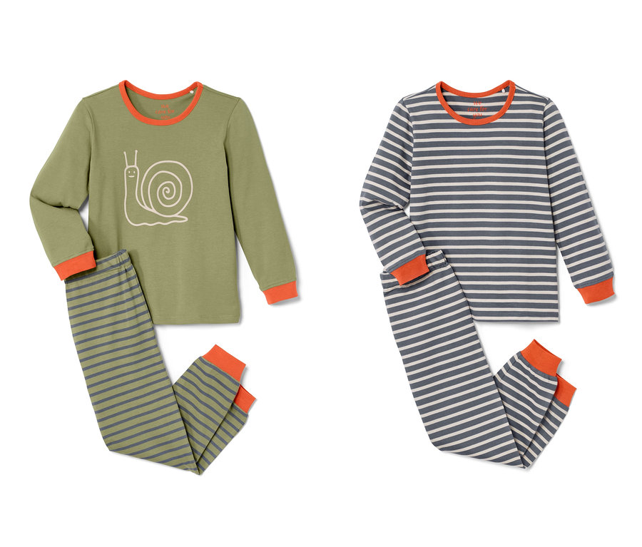 Zwei Kleinkinder-Pyjamas, einer blau gestreift und einer olivgrün mit Schneckenmuster. Beide mit orangefarbenen Bündchen.