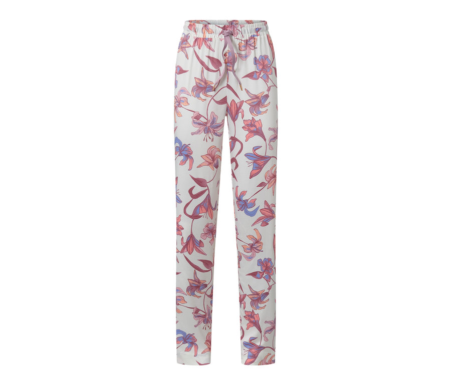 Weiße Pyjamahose mit Blumenmuster.