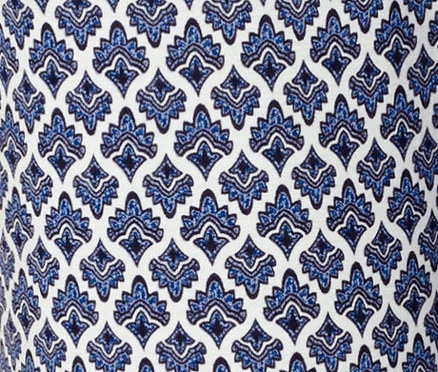 Detailansicht einer bedruckten Jerseyhose mit blau-weißem Muster.