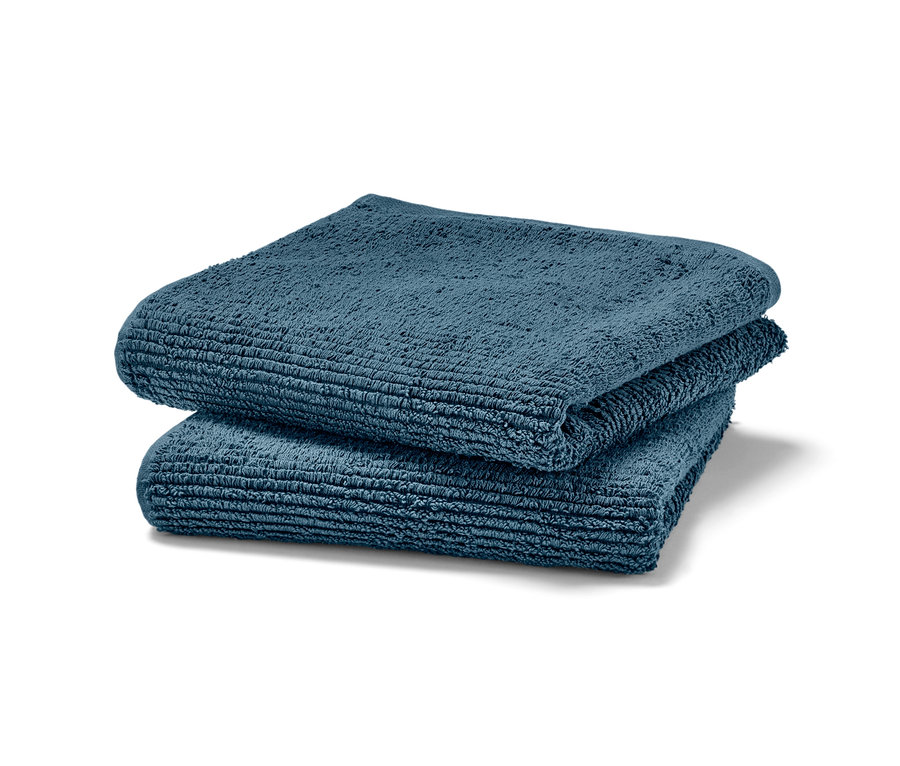 Zwei blaue Premium-Handtücher gestapelt.