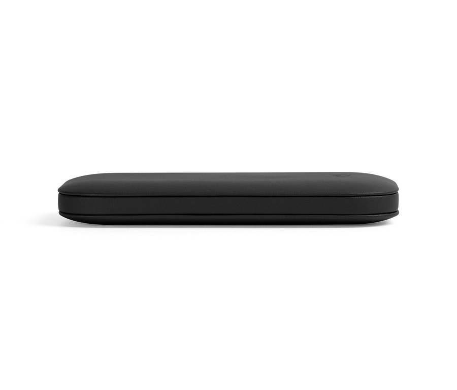 Eine schwarze, kabellose Powerbank auf einem weißen Hintergrund. Lexon »SOFTPOWER«