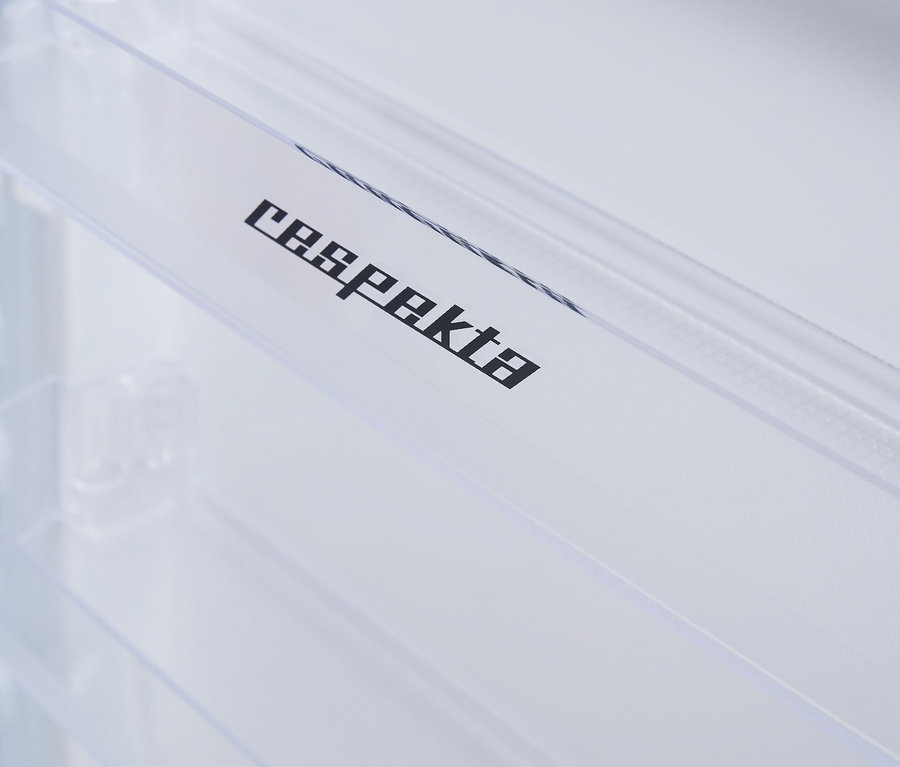 Detailaufnahme des Innenraums eines Respekta Kühl-Gefrierkombination »KS144VC«, Vintage Cream, mit transparenten Regalböden.