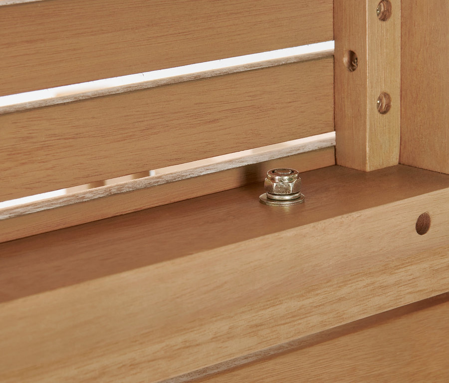 Detailansicht eines modularen Lounge-Sets »Lenja« mit Befestigungsschrauben.