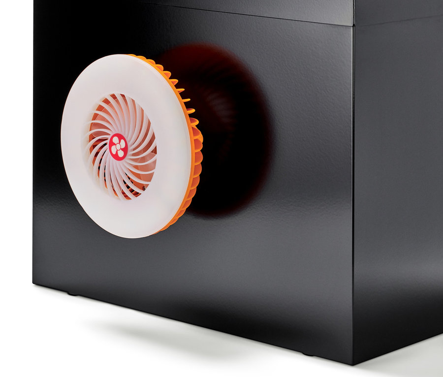 Ein 2-in-1-LED-Ventilator befindet sich an einem schwarzen Schrank.