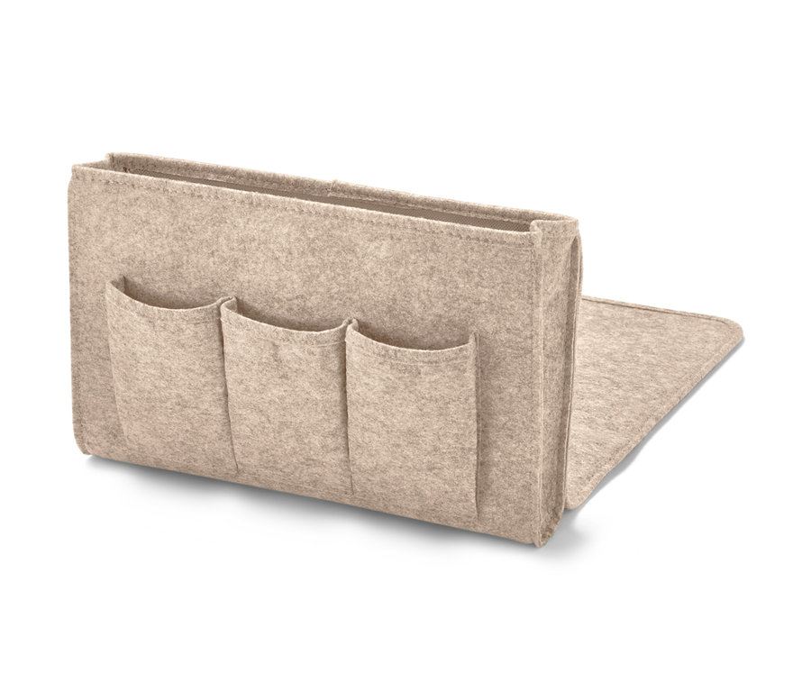 Beiger Bett- und Couchorganizer mit drei Taschen.