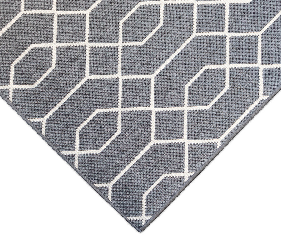 Detailansicht eines grauen Outdoor-Wendeppichs »Geo River« mit weißem geometrischen Muster.