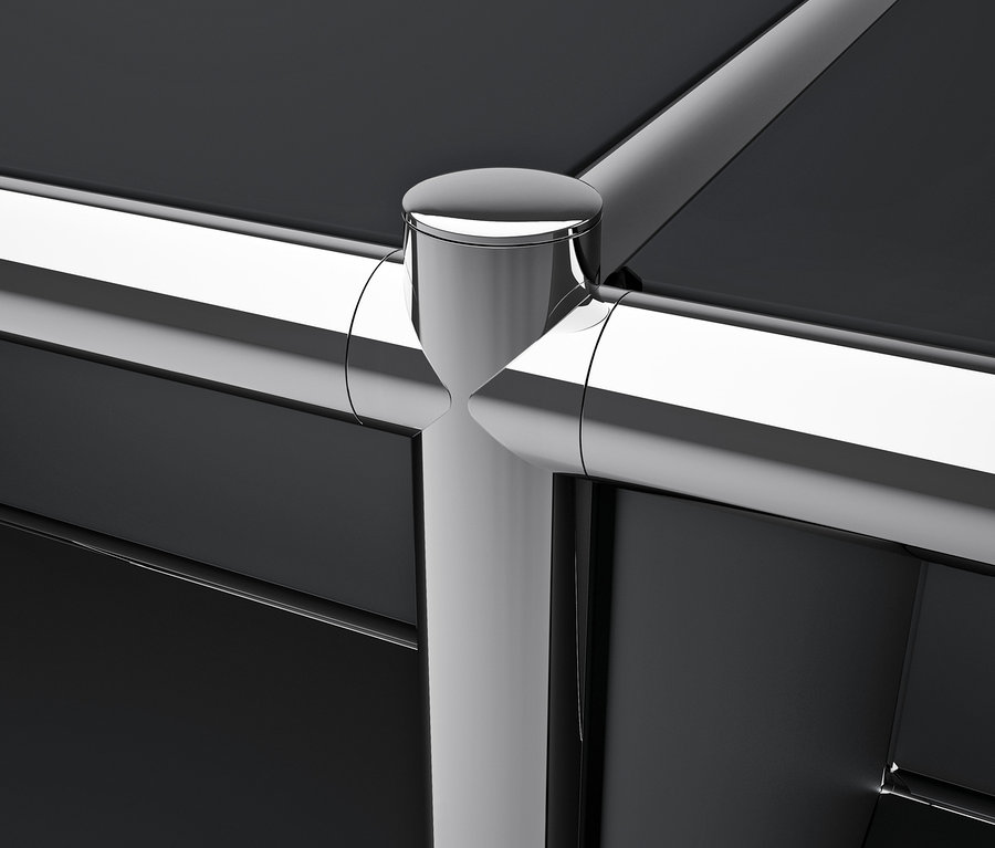 Detail eines schwarzen CN3 Metallmöbels mit Chromrohren.