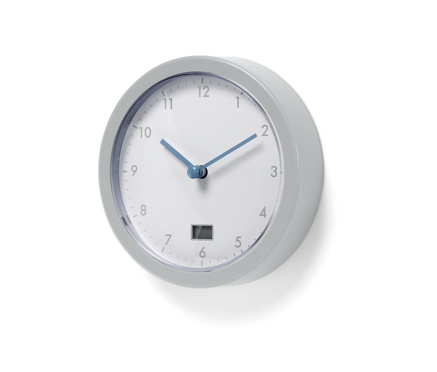 Graue Badwanduhr mit weißem Zifferblatt und blauen Zeigern.