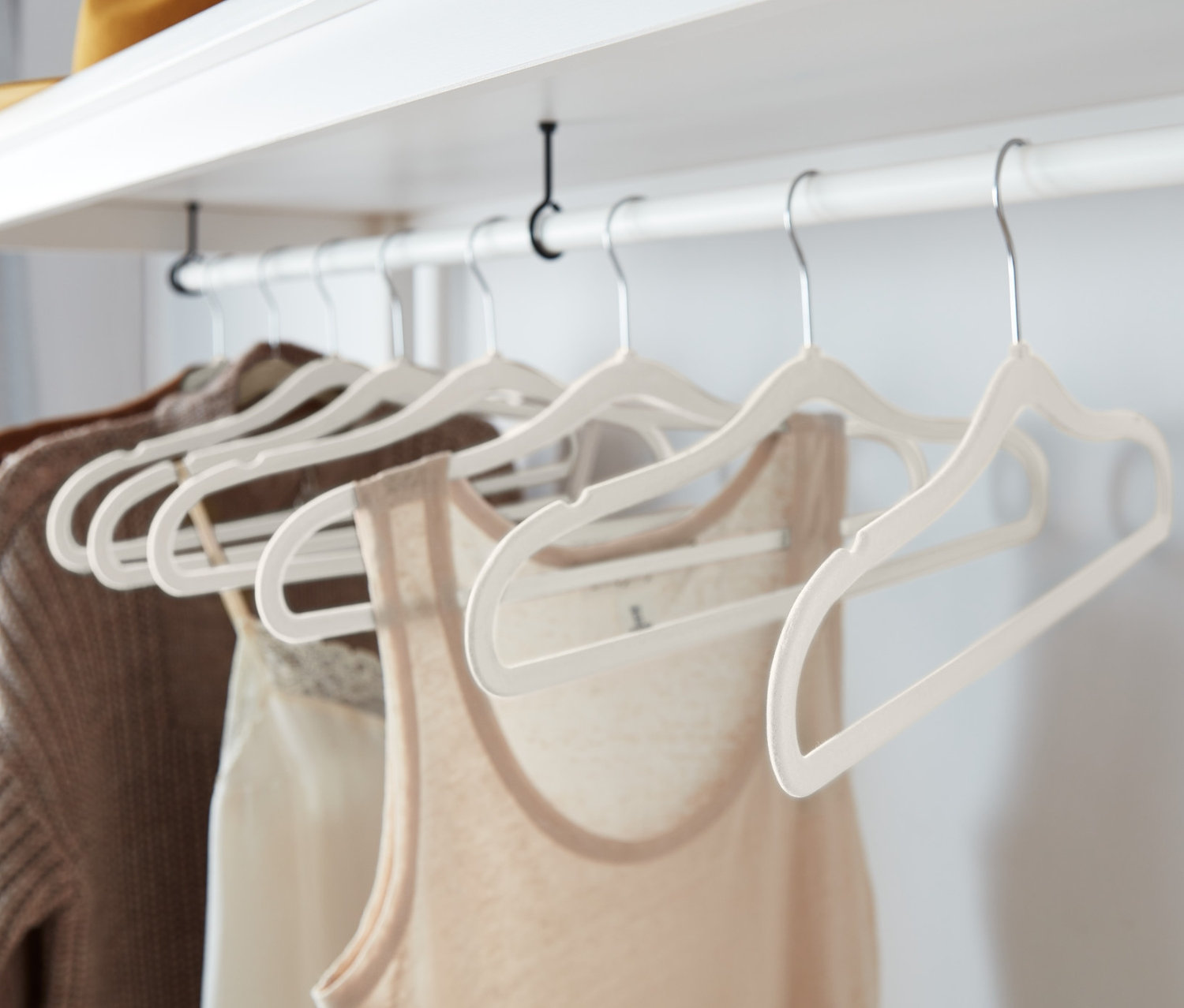 Kleidung hängt an 8 extraschmalen Kleiderbügeln.