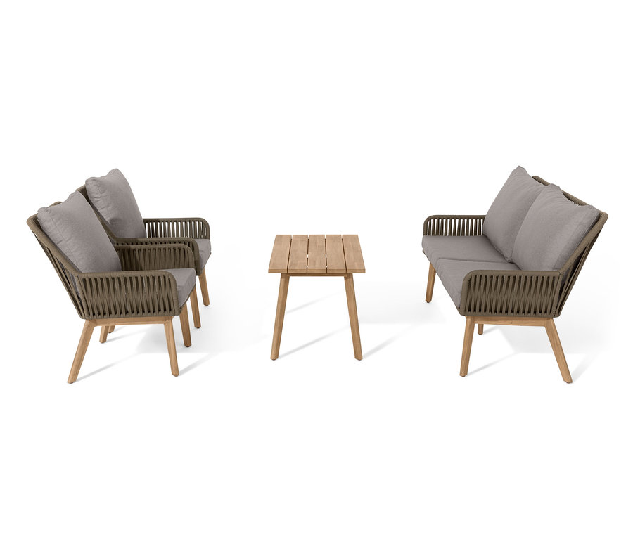 Zwei Sessel und ein Sofa mit grauen Kissen und brauner Korbkonstruktion stehen sich auf beiden Seiten eines Holztisches gegenüber. Es handelt sich um ein Lounge-Dining-Set.