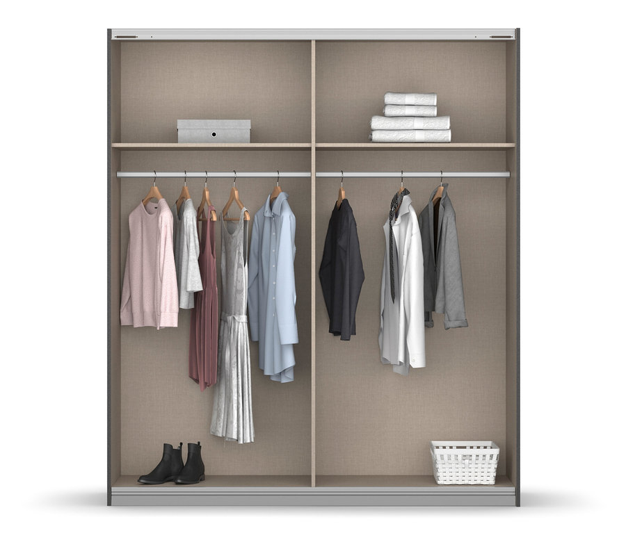 Offener Kleiderschrank mit Kleiderbügeln mit Kleidung, Schuhen und einem Korb.