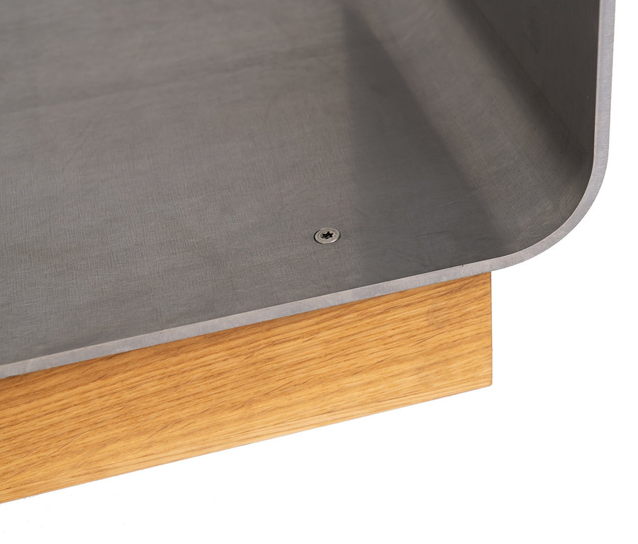 Detailaufnahme eines Kaminholzregals mit grauer Metallstruktur und Holzsockel.