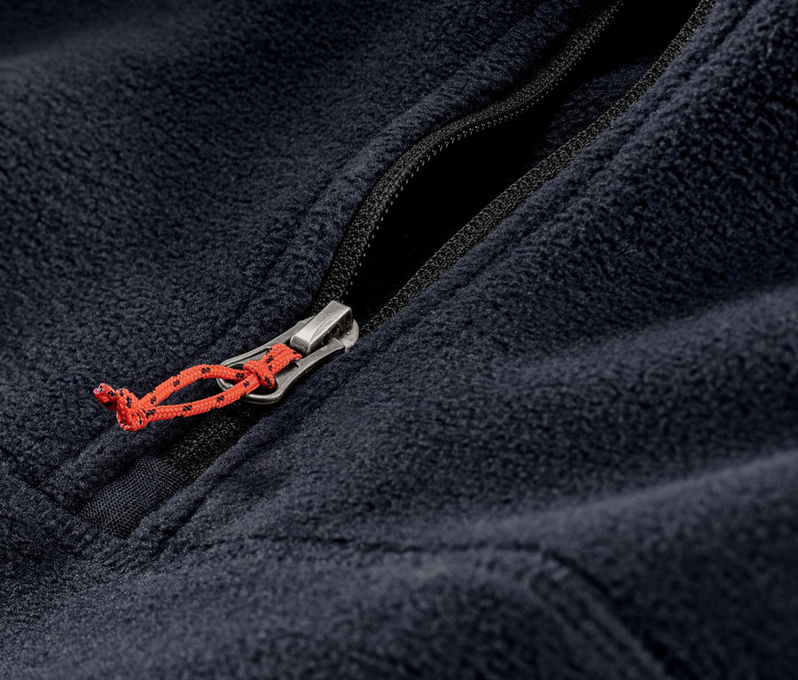 Detailansicht eines blauen Fleece-Troyers mit Reißverschluss.