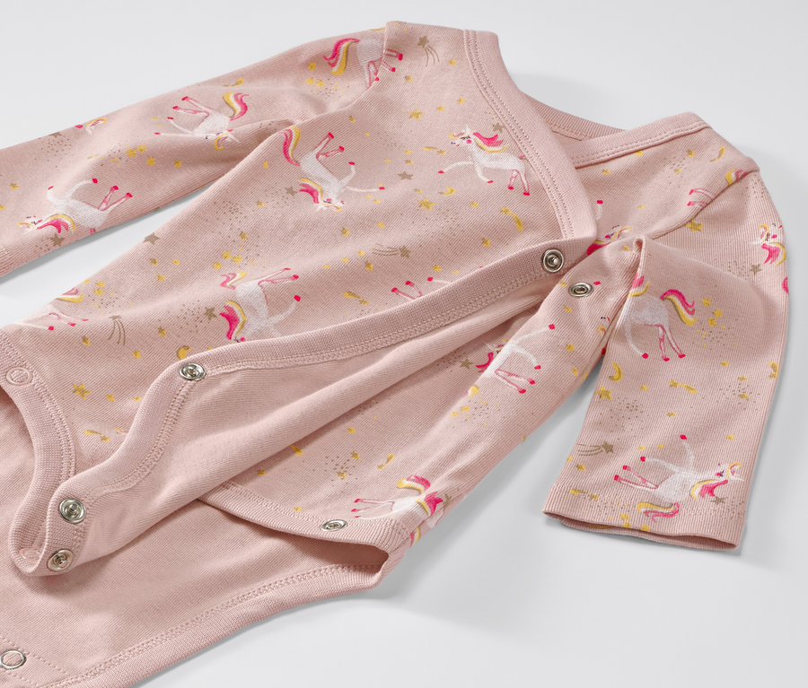 Detailansicht eines rosa Baby-Bodys mit Einhorn-Motiv aus einem 5er-Set mit Mitwachsfunktion.