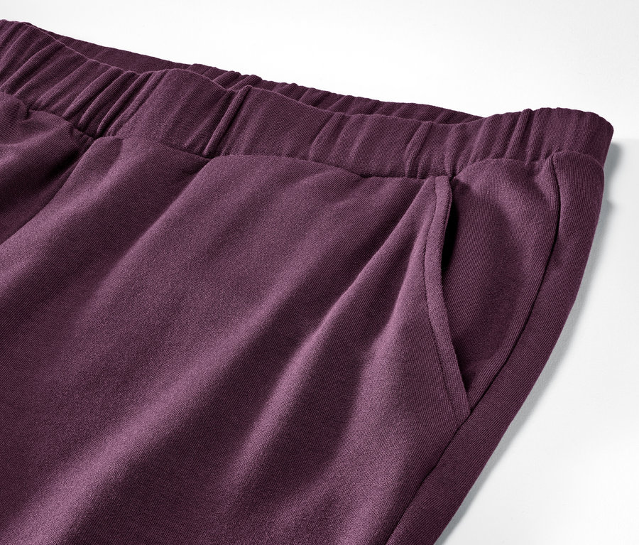 Detail einer violetten Freizeithose mit Tasche (Hausanzug).