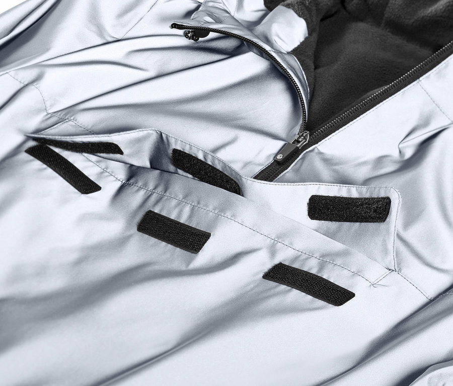 Detailansicht eines reflektierenden Windbreakers mit Reißverschluss und Taschen.