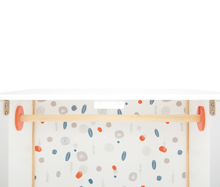 Detailaufnahme des Innenraums vom small foot Puppenschrank »Little Button« mit Kleiderstange und gemusterter Rückwand.