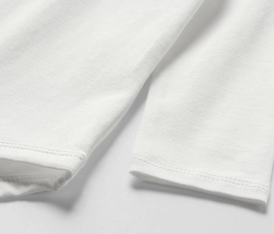 Detailaufnahme eines weißen Baby-Bodys mit langen Ärmeln.