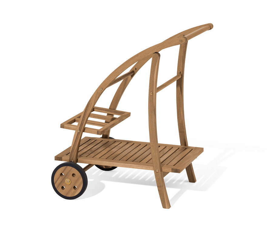 Ein Barwagen mit abnehmbarem Tablett aus hellem Holz.