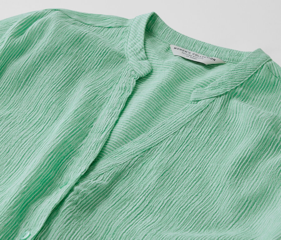 Detailaufnahme einer gestreiften, grünen Longtunika.