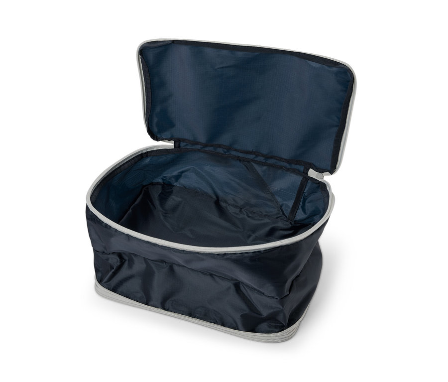 Offene, dunkelblaue Kompressionstasche mit grauem Reißverschluss.