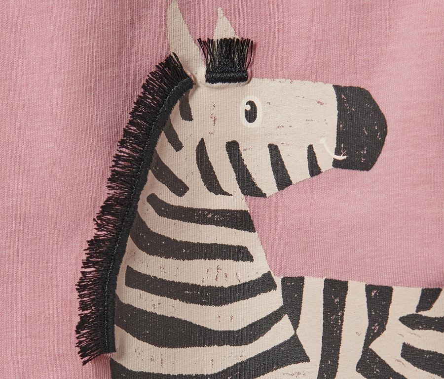 Detailansicht eines Kinder-T-Shirts mit Zebra-Motiv.