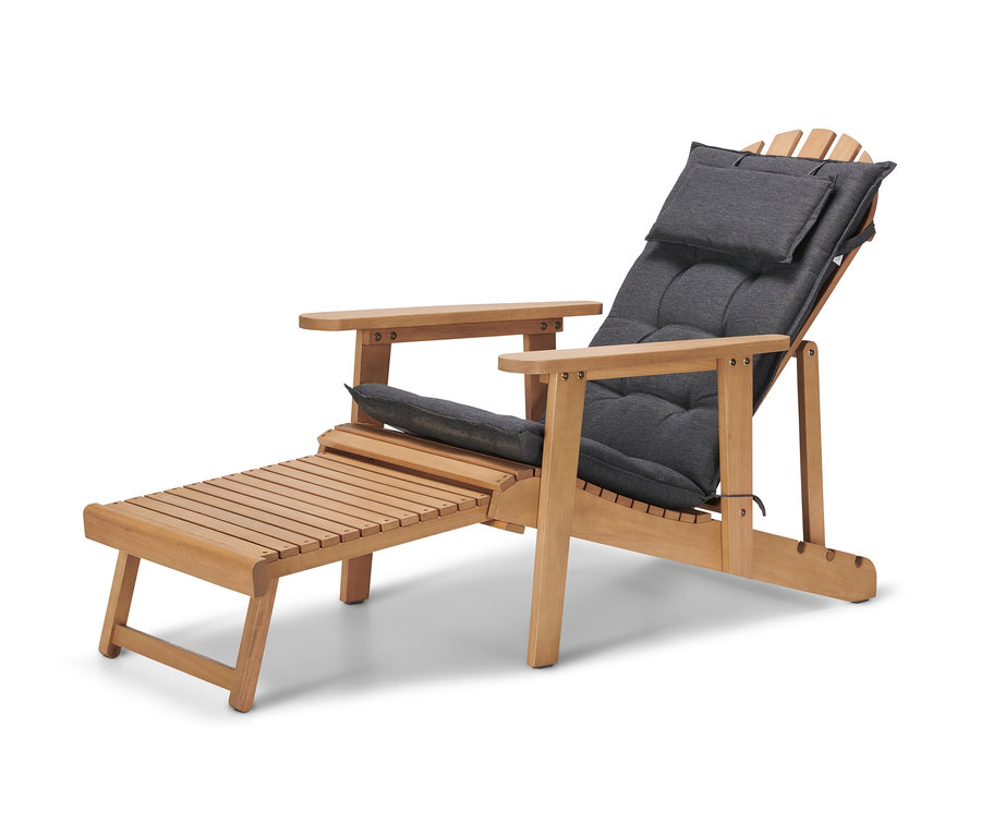 Ein naturfarbener Adirondack Gartensessel mit ausziehbarem Fußteil und grauer Auflage.