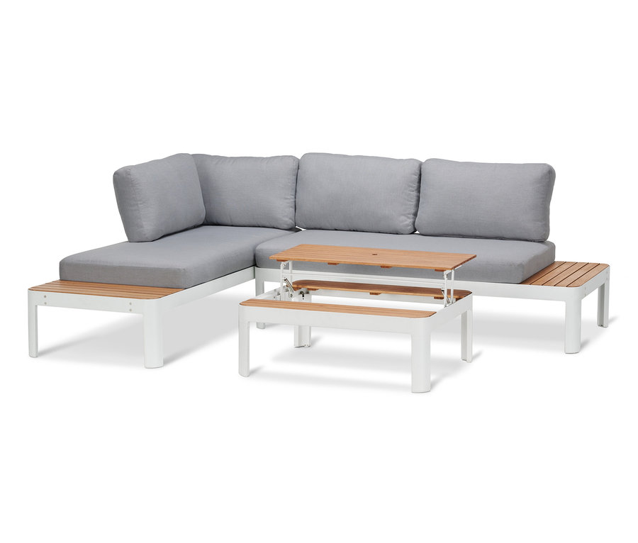 Lounge-Ecke mit grauen Kissen und höhenverstellbarem Couchtisch.