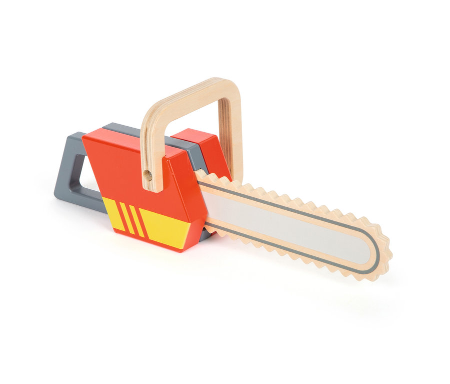 Eine hölzerne small foot Kettensäge Spielzeug auf einem weißen Hintergrund.