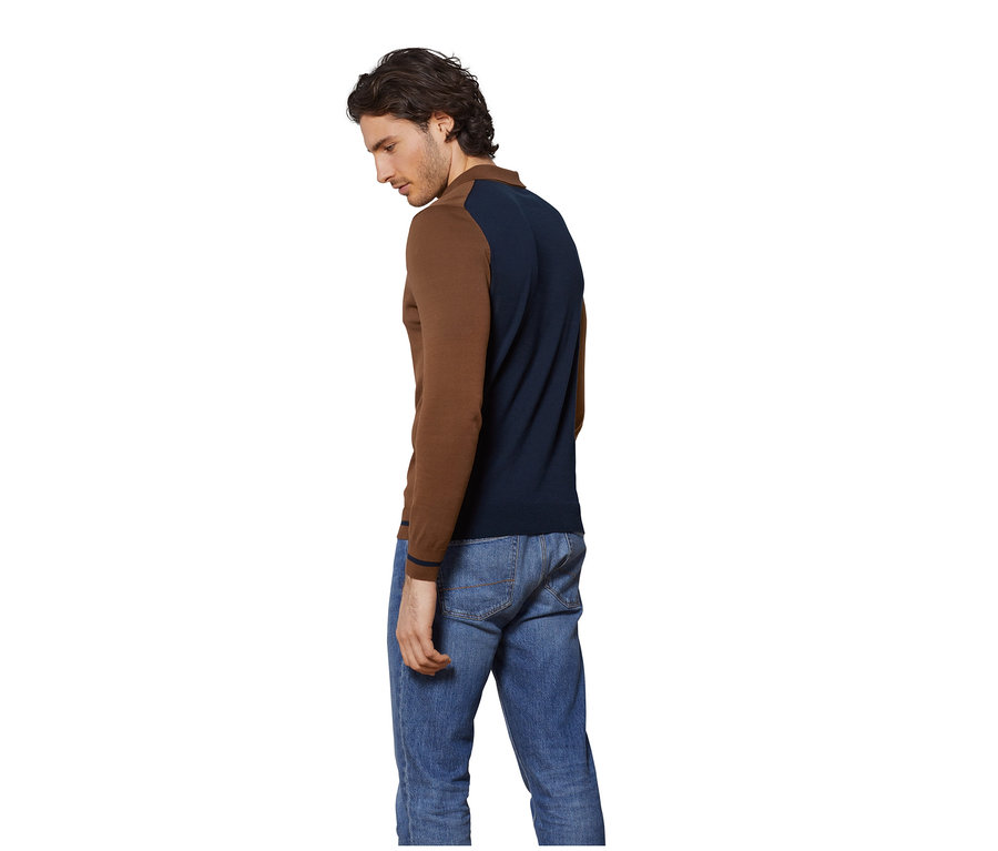Mann trägt ein Strick-Poloshirt und Jeans.