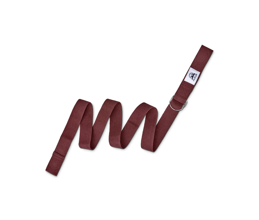 Ein weinroter 2-in-1-Yogagurt liegt gewunden auf einem weißen Hintergrund.