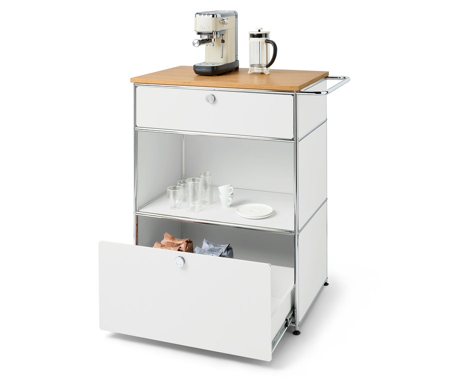 Espressomaschine und French Press auf der Oberseite eines weißen Wagens mit offener unterer Schublade.