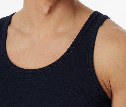 Mann trägt blaues SCHIESSER Unterhemd in Feinripp.