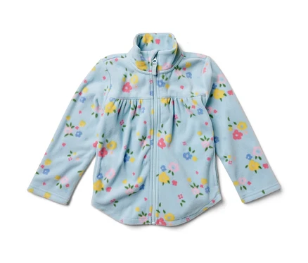 Eine hellblaue Kinder-Fleecejacke mit Blumenmuster.